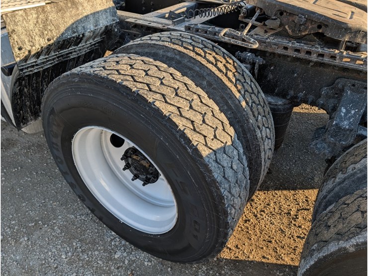 2015-volvo-vnl-day-cab-image-12