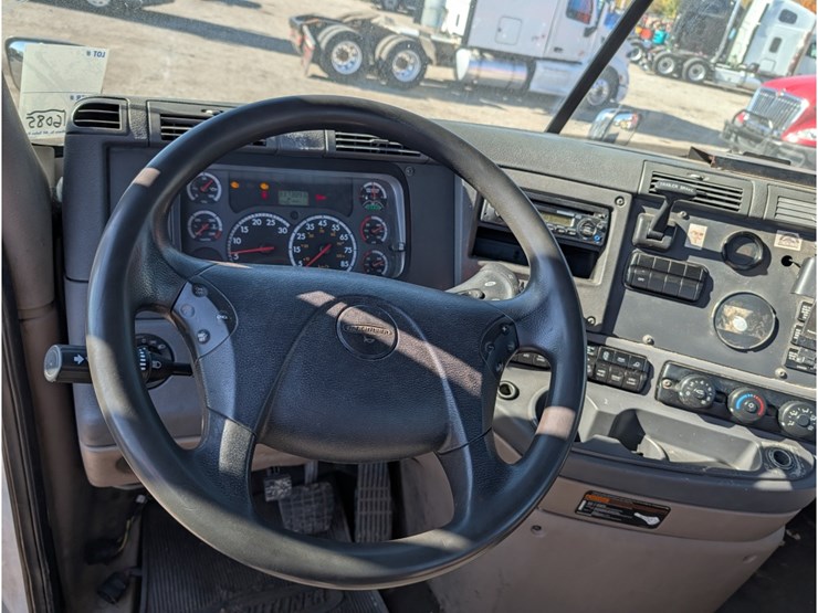 2013-freightliner-columbia-day-cab-image-25