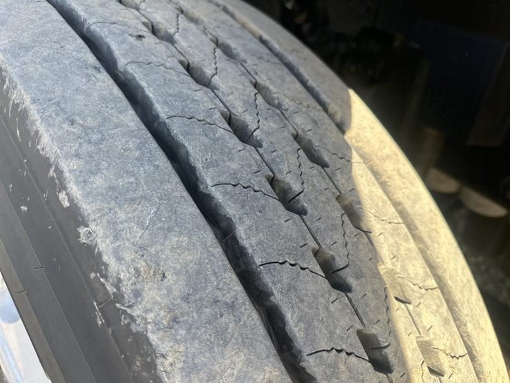 2011-volvo-10-image-55