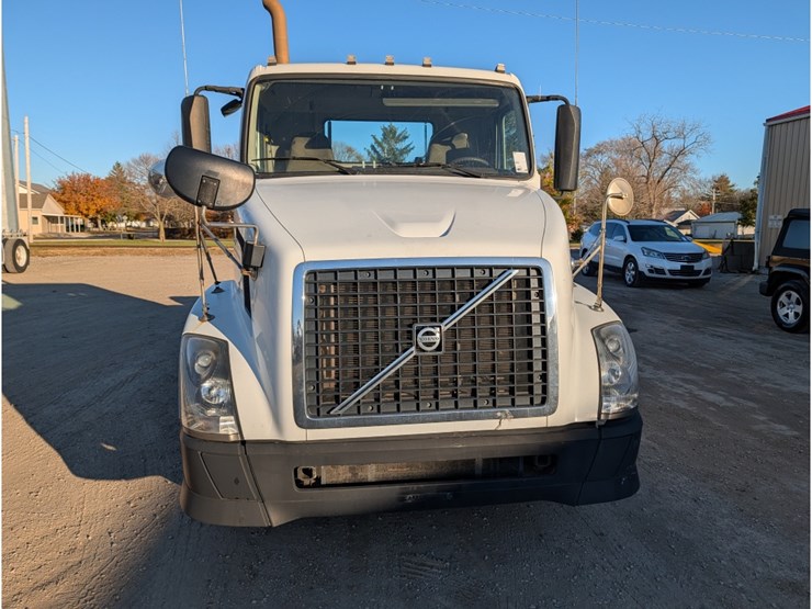 2014-volvo-vnl-day-cab-image-2
