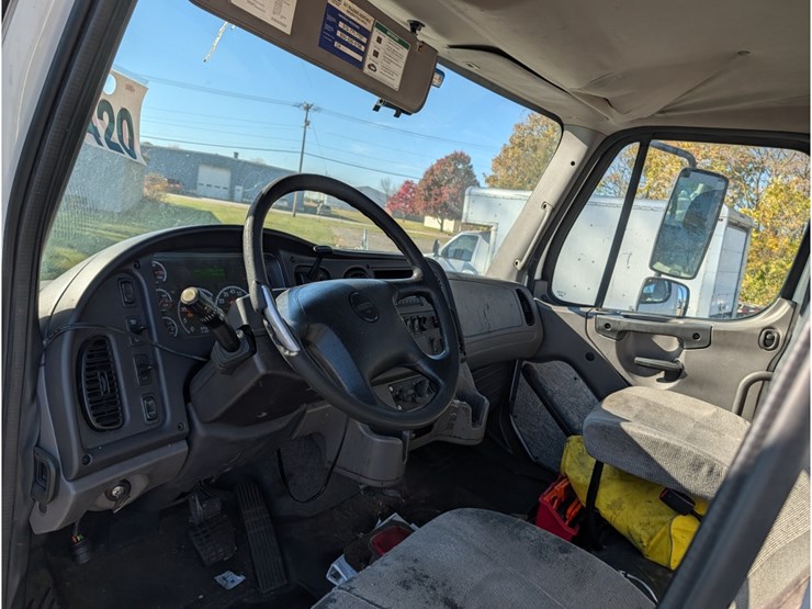 2016-freightliner-m2-day-cab-image-21