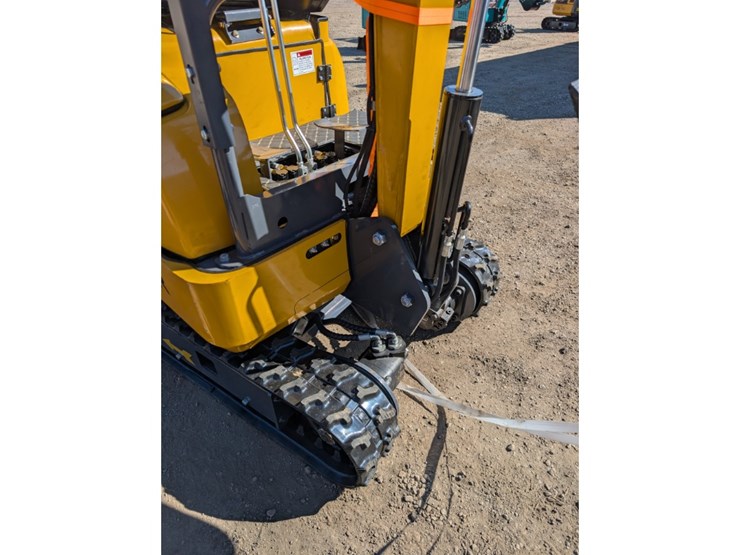 cfg-qk18r-mini-excavator-w/-hydraulic-thumb-image-7