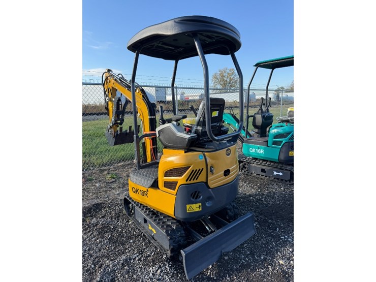 cfg-qk18r-mini-excavator-w/-hydraulic-thumb-image-3