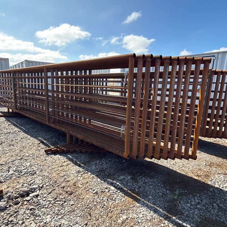 #22674 • (9) Cattle Panels & (1) Gate