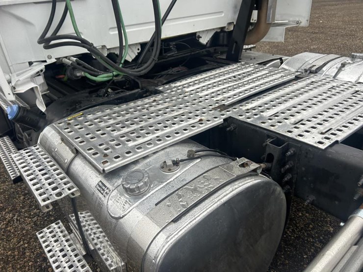 #1676-•-2015-volvo-vnl-day-cab-truck-tractor-image-9