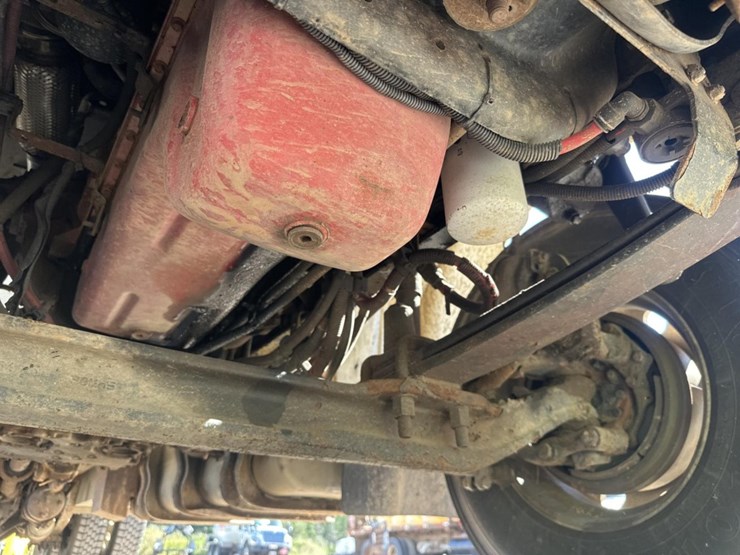 2013-freightliner-m2-106-image-60