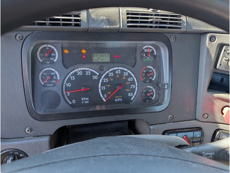 2013-freightliner-columbia-day-cab-image-26