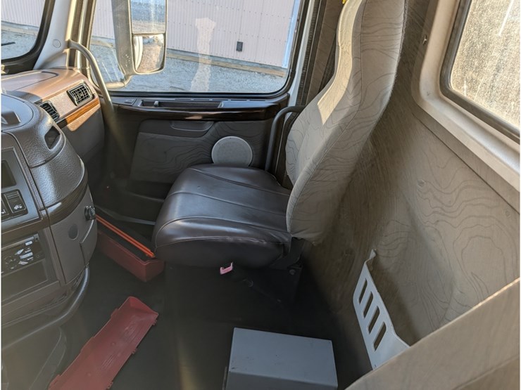 2015-volvo-vnl-day-cab-image-24