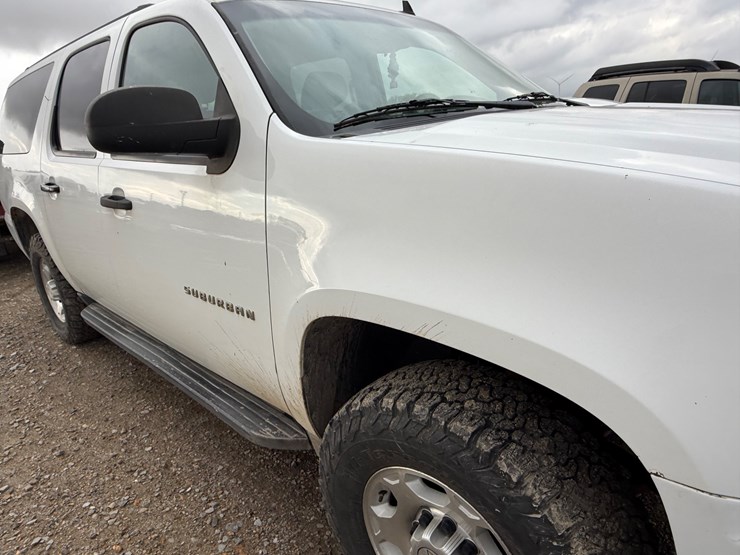 2012-chevrolet-suburban-image-24