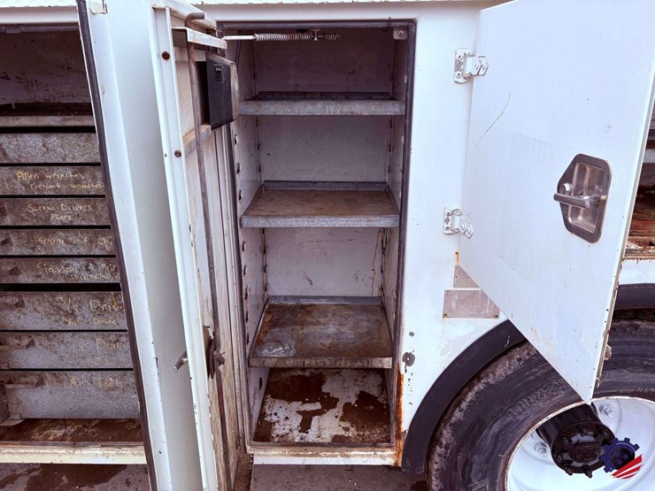 1998-freightliner-fl70-image-21