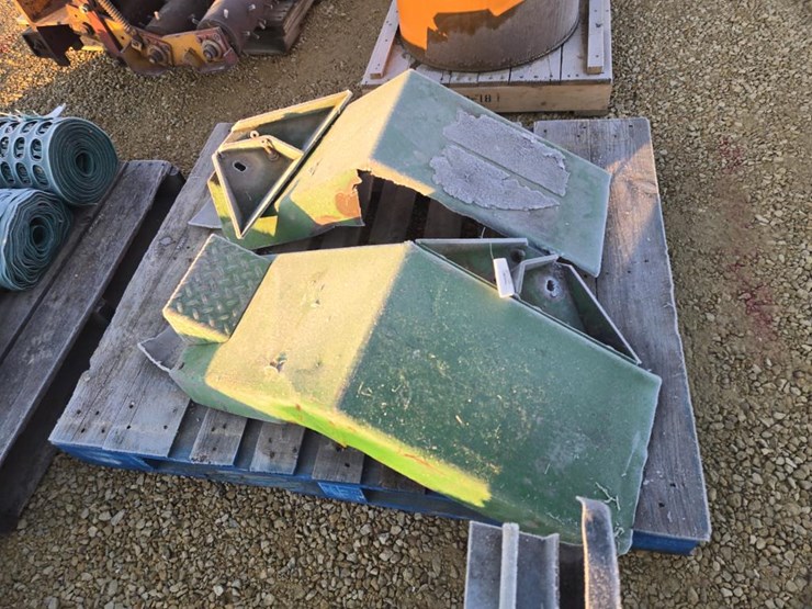 #7324-•-pair-john-deere-4440-front-fenders-image-2