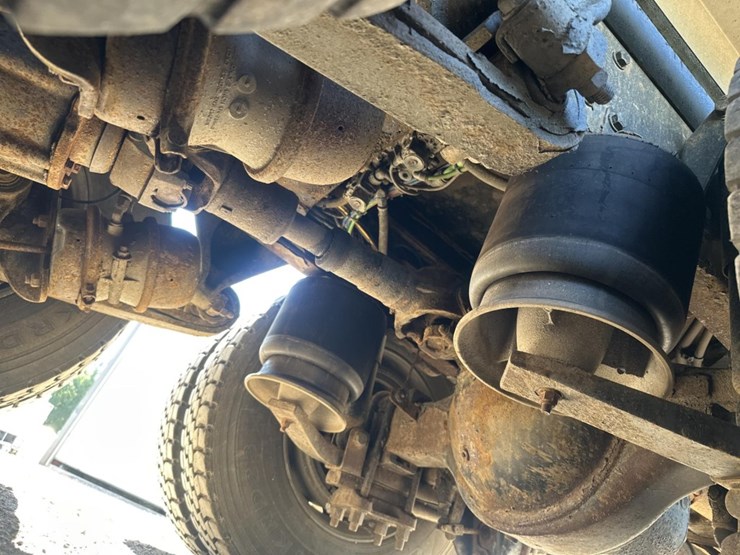 2013-freightliner-m2-106-image-65