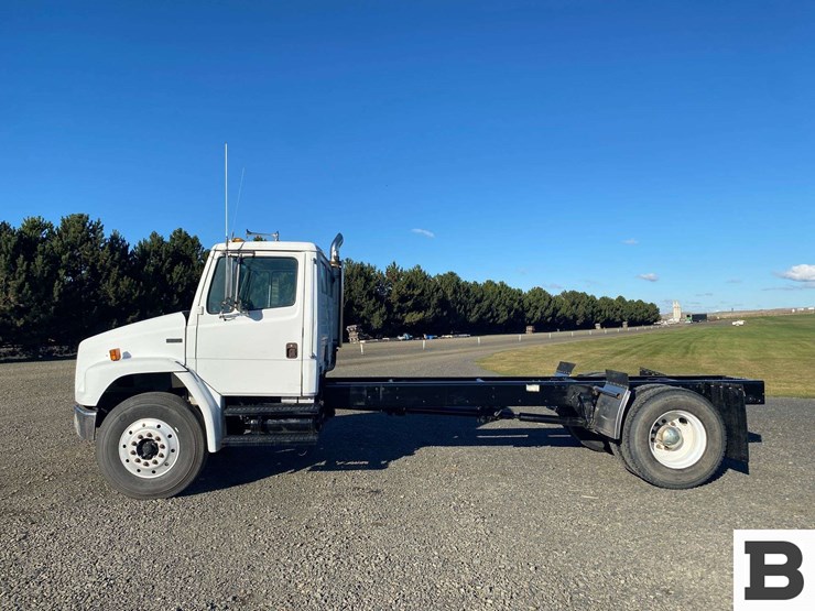 2002-freightliner-fl70-image-3