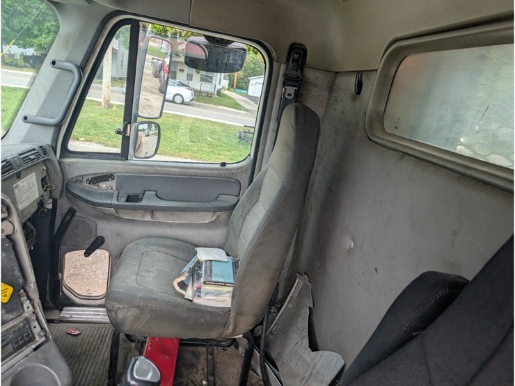 2005-freightliner-columbia-flatbed-w/-moffett-hookup-image-24