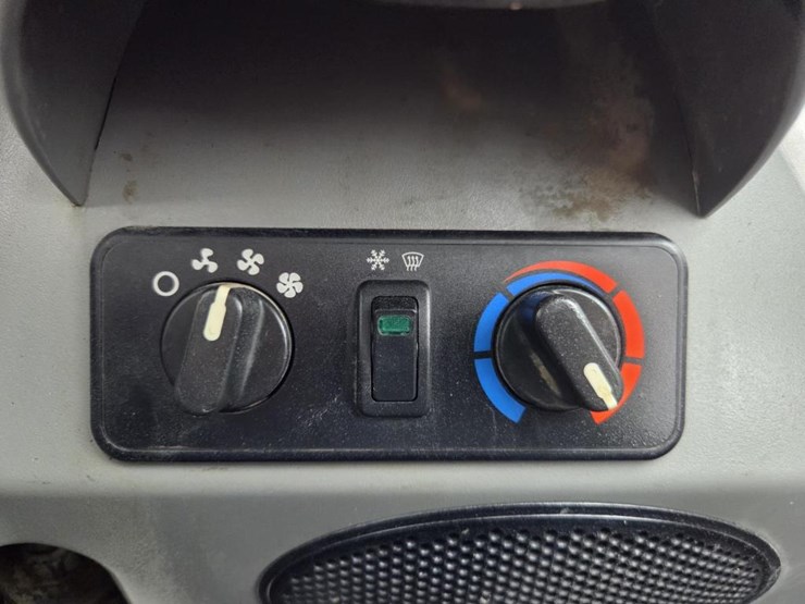 2020-bobcat-t740-image-42