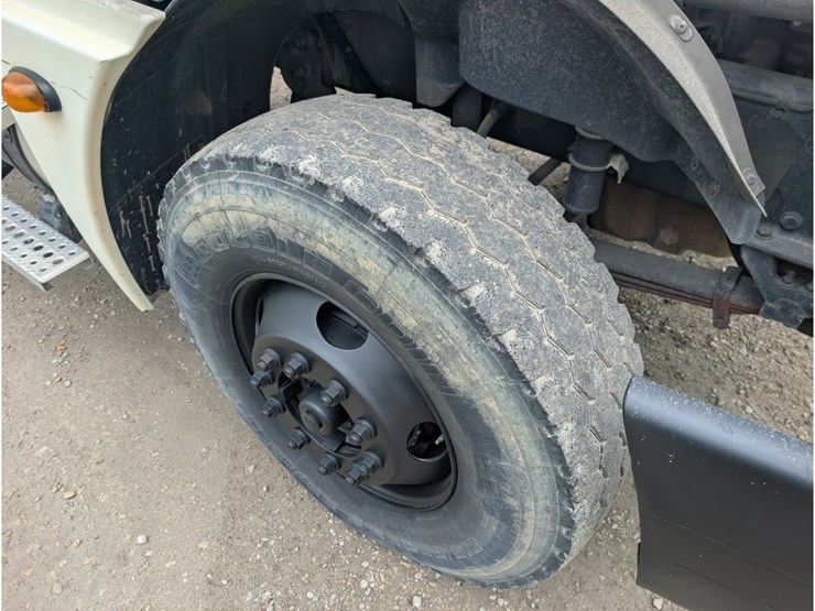 2005-freightliner-columbia-flatbed-w/-moffett-hookup-image-17