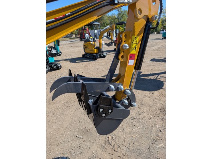 cfg-mx12rx-mini-excavator-w/-mechanical-thumb-image-6