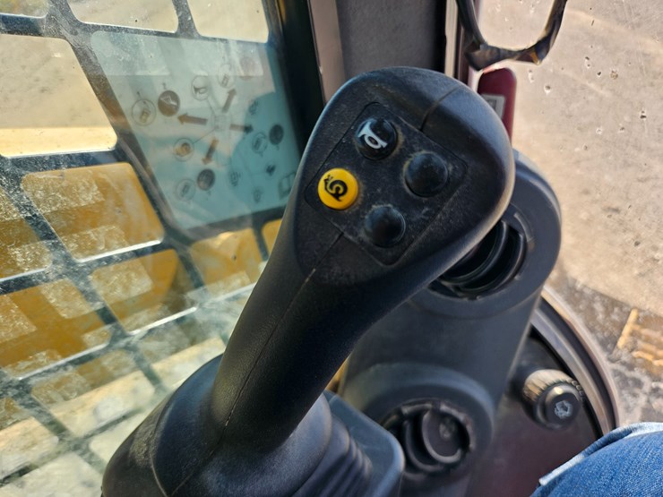 2023-caterpillar-299d3-image-48