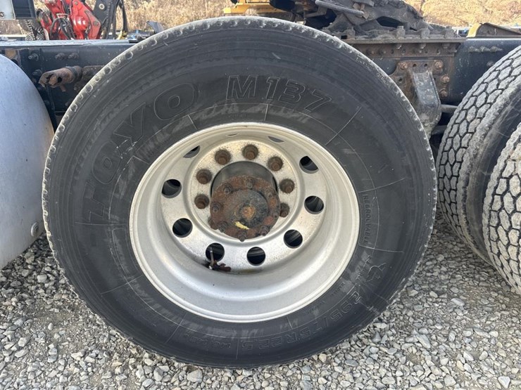 2011-volvo-10-image-50