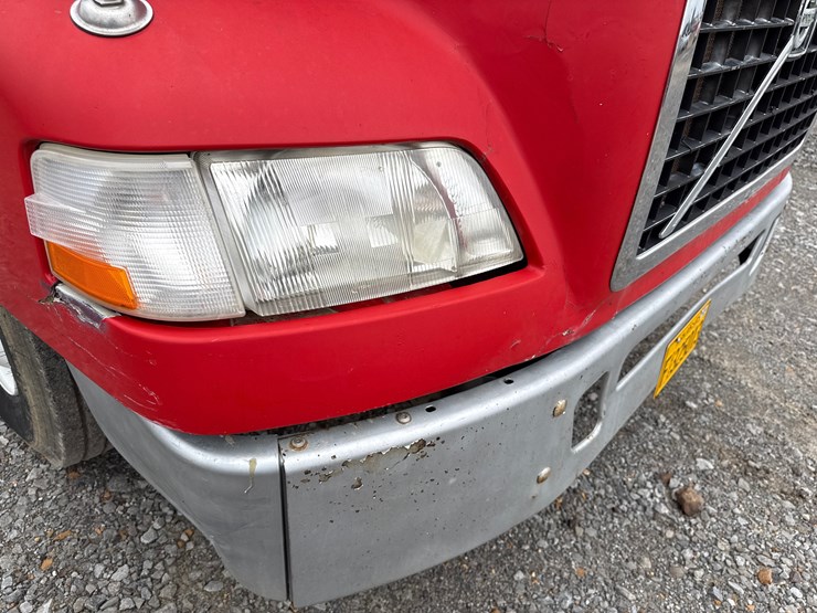 2011-volvo-10-image-29