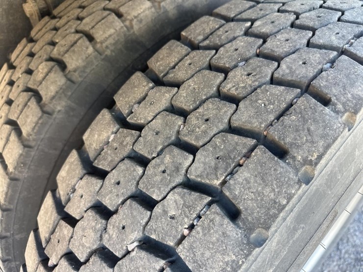 2013-freightliner-m2-106-image-68