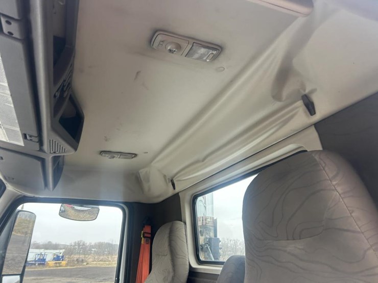 #1676-•-2015-volvo-vnl-day-cab-truck-tractor-image-29