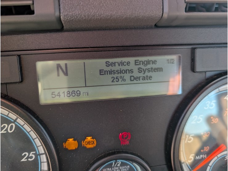 2016-freightliner-ca113-day-cab-image-24