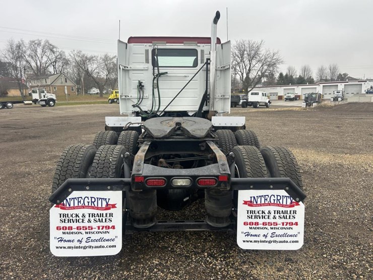 #1676-•-2015-volvo-vnl-day-cab-truck-tractor-image-4