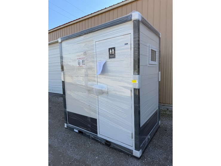 rm87-96-mobile-restroom-image-1
