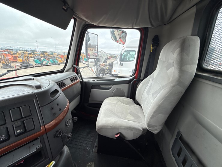 2011-volvo-10-image-60