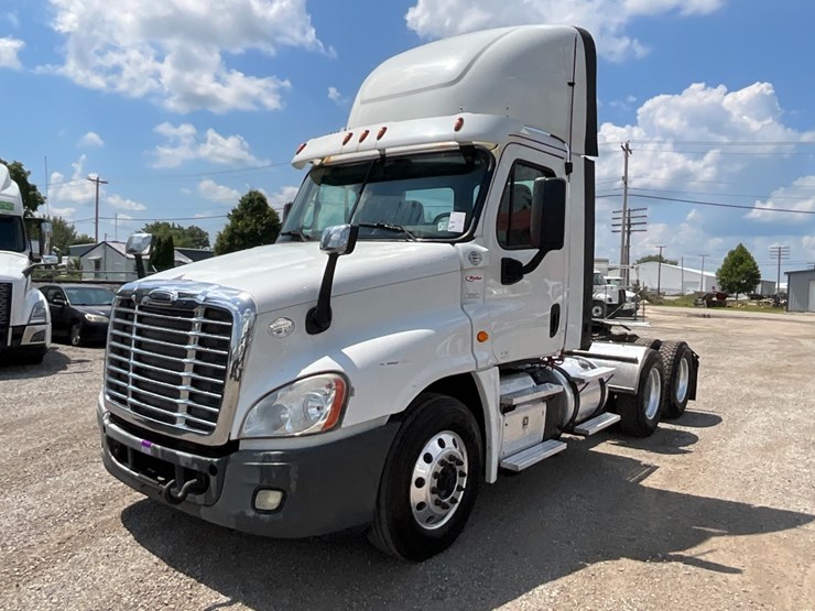 2016-freightliner-ca125-day-cab-image-1