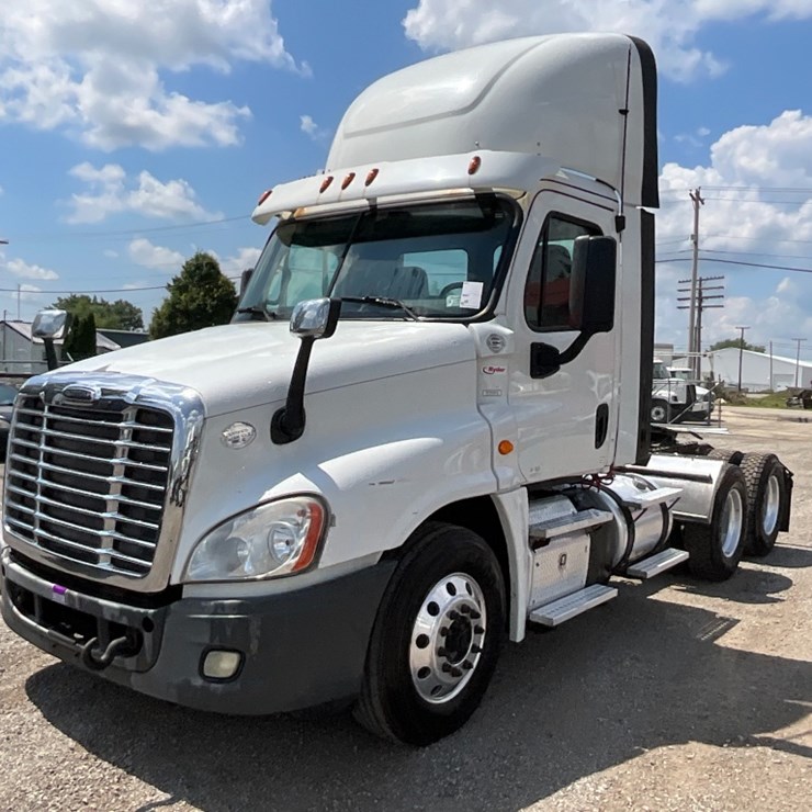 2016 Freightliner CA125 Day Cab
