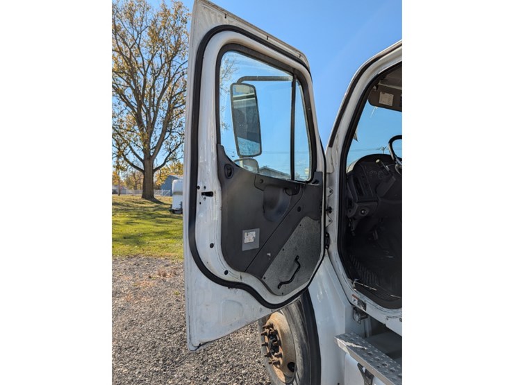 2016-freightliner-m2-day-cab-image-18