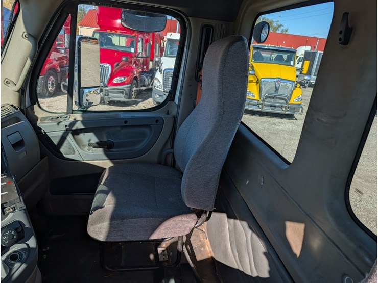 2013-freightliner-columbia-day-cab-image-22