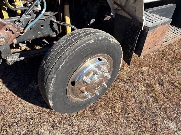 2001-chevy-c6500-truck-image-18