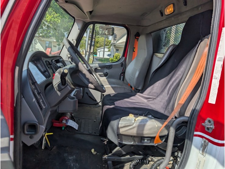 2015-freightliner-m2-106-image-20