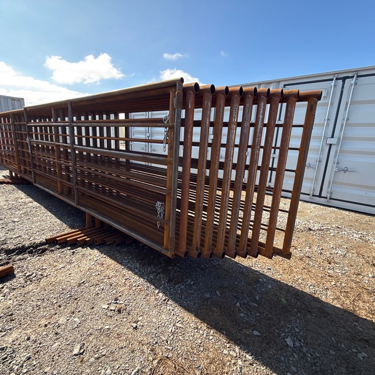 #22673 • (9) Cattle Panels & (1) Gate