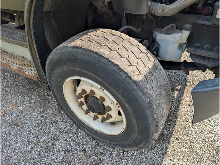 2015-freightliner-m2-106-image-14