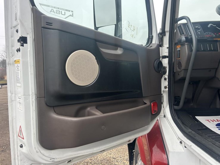 #1676-•-2015-volvo-vnl-day-cab-truck-tractor-image-27