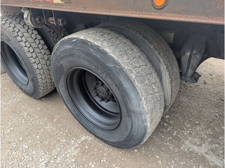 2005-freightliner-columbia-flatbed-w/-moffett-hookup-image-8