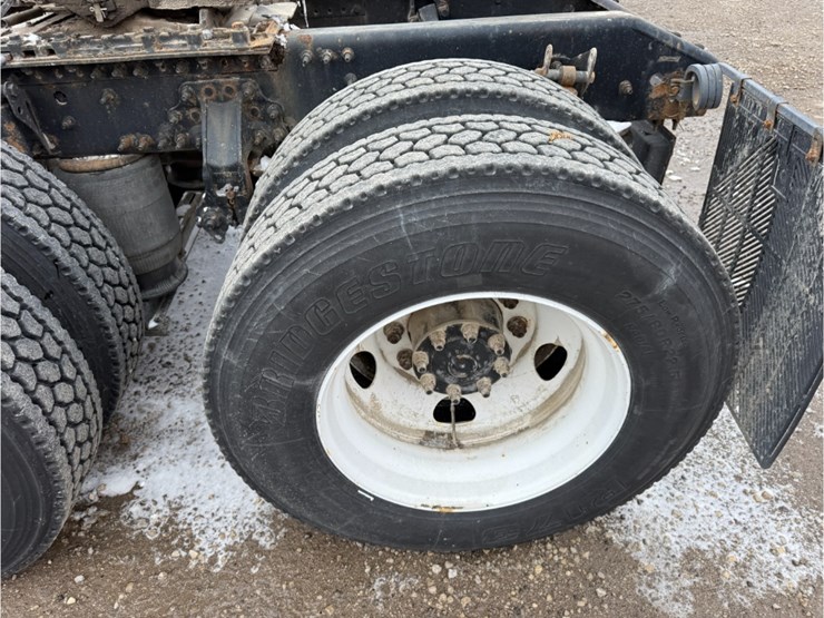 2011-volvo-vnl-day-cab-image-11