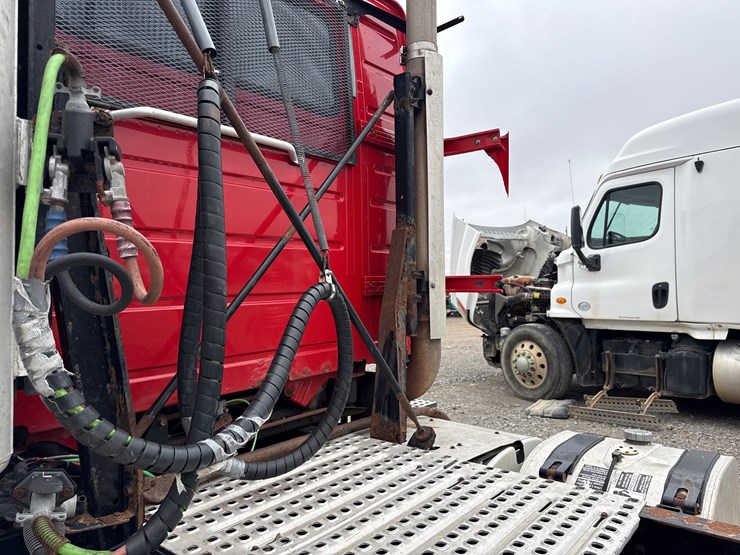 2011-volvo-10-image-45