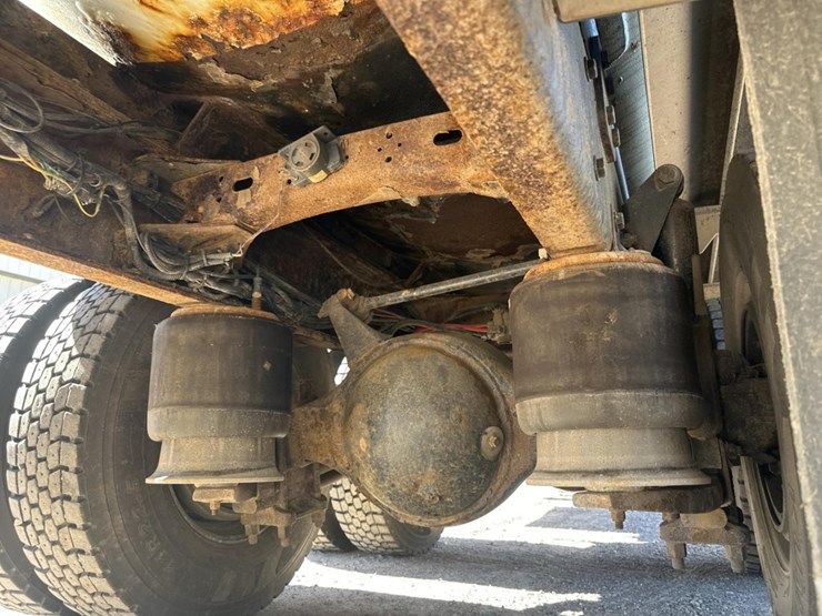 2013-freightliner-m2-106-image-66