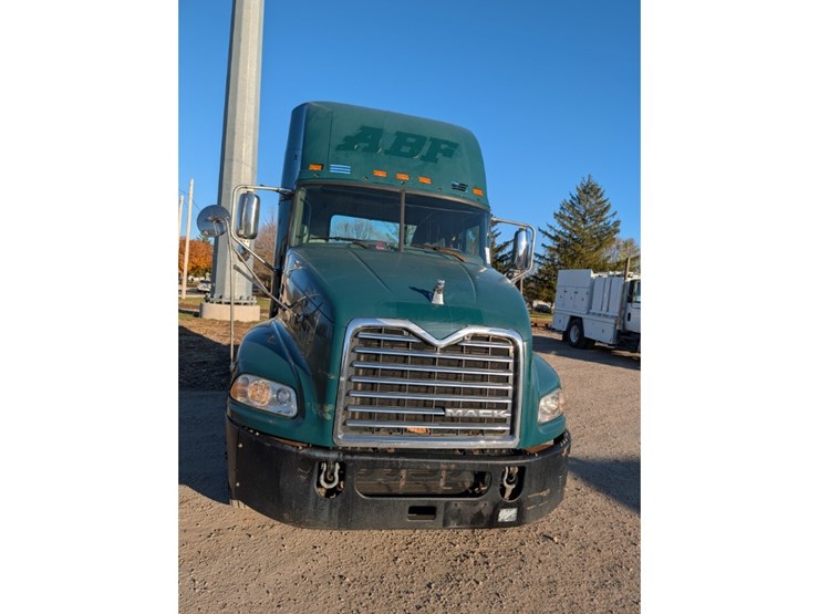 2013-mack-cxu612-day-cab-image-2