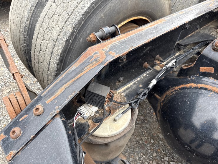 2011-volvo-10-image-8