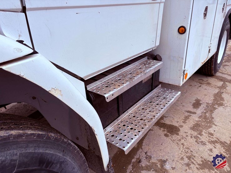 1998-freightliner-fl70-image-10