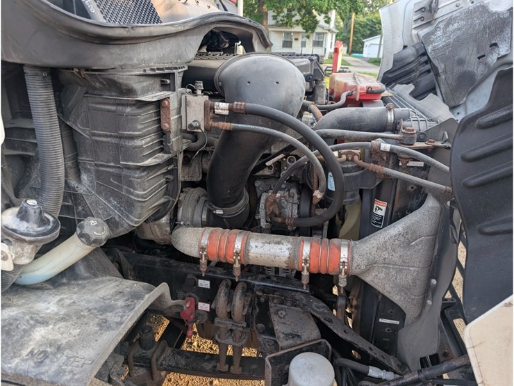 2016-freightliner-ca113-day-cab-image-14