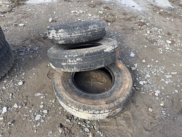 #22651-•-lot-of-(3)-st235/86r16-tires-&-(1)-rim-image-2