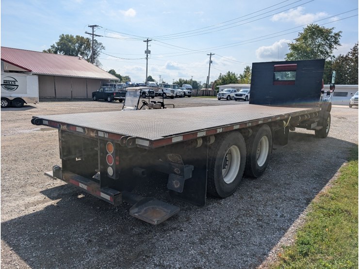 2015-freightliner-m2-106-image-9