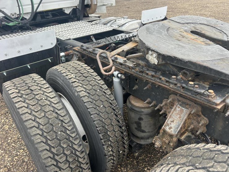 #1676-•-2015-volvo-vnl-day-cab-truck-tractor-image-80